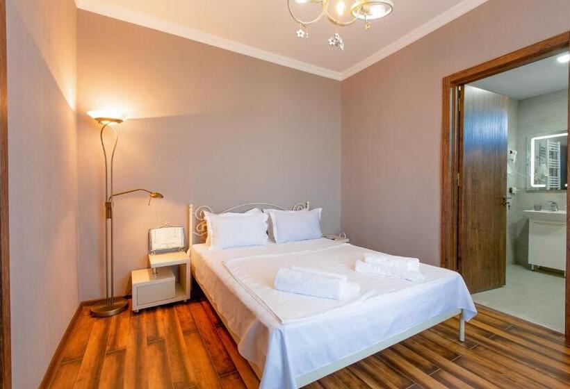 اتاق استاندارد با چشم‌انداز کوهستان, 4 Rooms