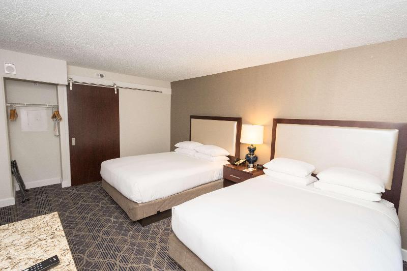 מיטת קינג בסוויטה, Doubletree Suites By Hilton At The Battery Atlanta