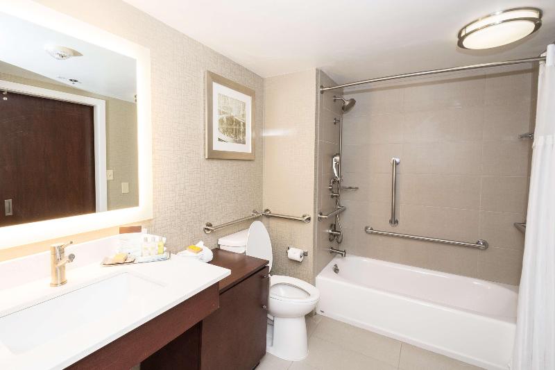 מיטת קינג בסוויטה, Doubletree Suites By Hilton At The Battery Atlanta