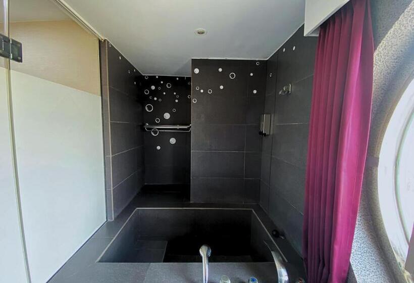 اتاق استاندارد سه نفره, Love River Inn