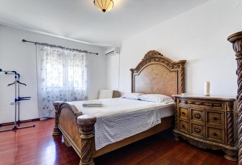 اتاق استاندارد چهارنفره با بالکن, Vera Apartments