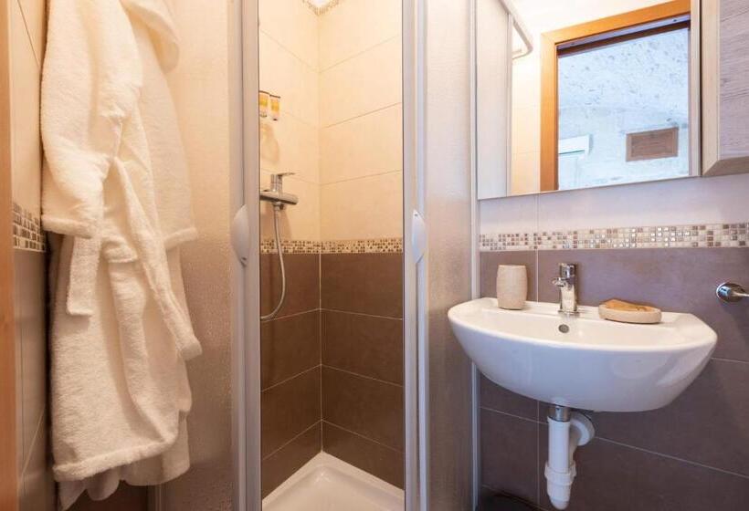 חדר לארבעה סטנדרטי עם נוף לגינה, B&b La Finestra Sui Giardini
