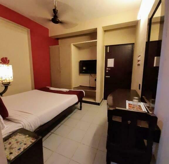 이코노미 룸, Ravi Krishna Inn