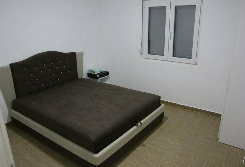 سوییت با چشم‌انداز باغ, Zigovic Apartmani
