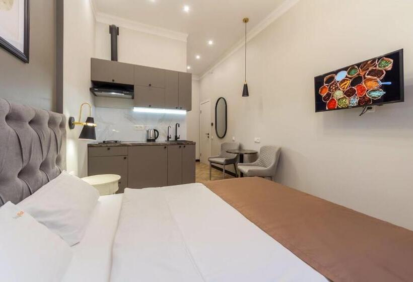 استودیوی استاندارد, Apartments On Antonovycha