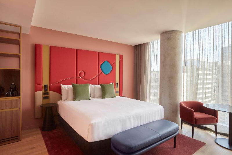 Club Room King Bed, Quincy Hotel Melbourne