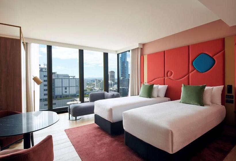 Club Room King Bed, Quincy Hotel Melbourne