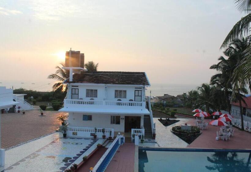 プールビュースタンダードルーム, Qees Empire Beach Resort