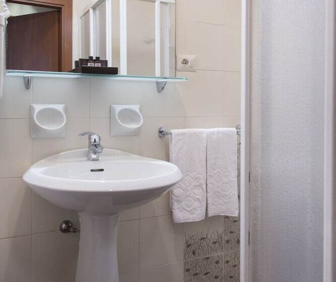 اتاق استاندارد چهار تخته, Royal Village