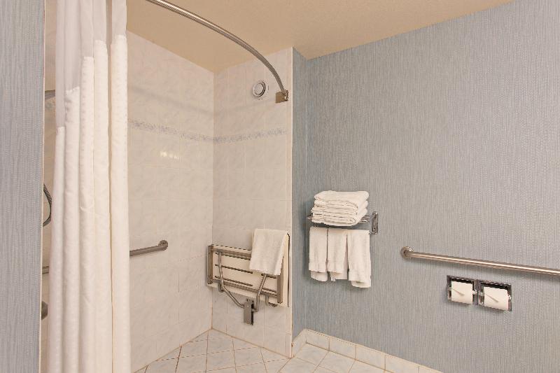 Номер Стандарт Кровать Кинг Адаптированный для Инвалидов, Holiday Inn Express Hotel & Suites Hermosa Beach, An Ihg