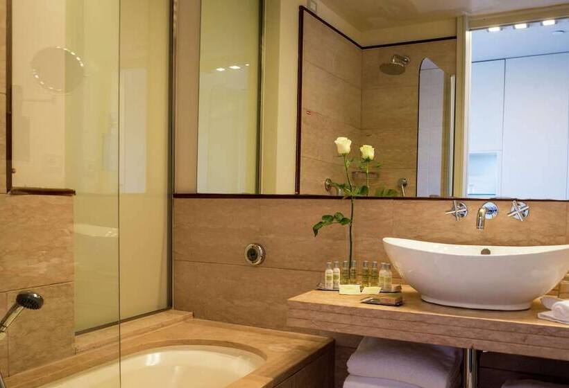 اتاق استاندارد با چشم‌انداز شهر, Doubletree by Hilton Florence Metropole