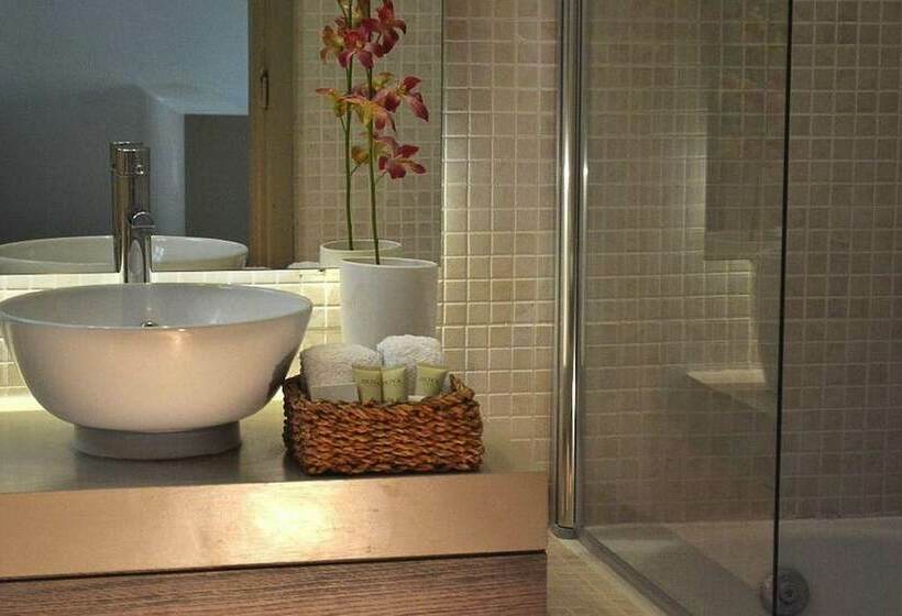 سوییت جونیور با چشم‌انداز دریا, The Bay Hotel & Suites
