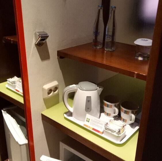 اتاق سوپریور با چشم‌انداز استخر, Ibis Styles Bali Legian