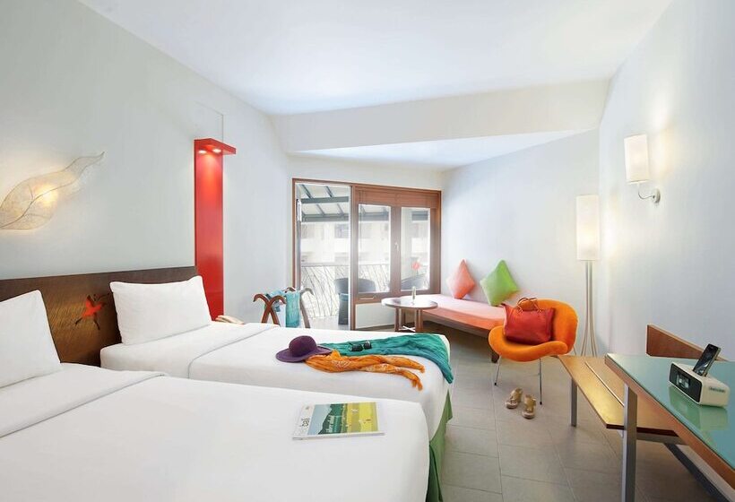 اتاق سوپریور با چشم‌انداز استخر, Ibis Styles Bali Legian