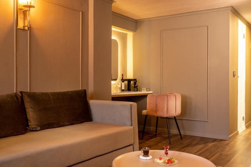 デラックストリプルルーム, Leonardo Gordon Beach