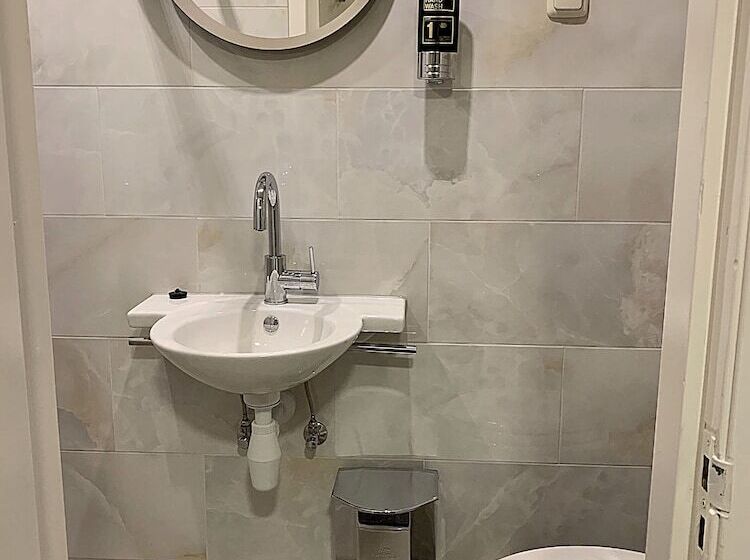 标准三人间, Damrak Inn
