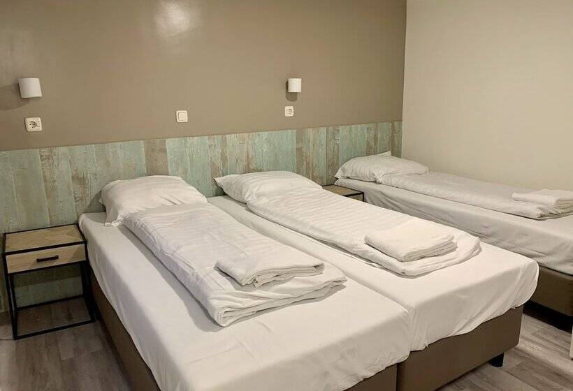 标准三人间, Damrak Inn