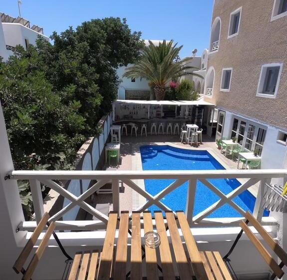 اتاق استاندارد سه تخته با چشم‌انداز استخر, Anny Studios & Rooms Perissa Beach