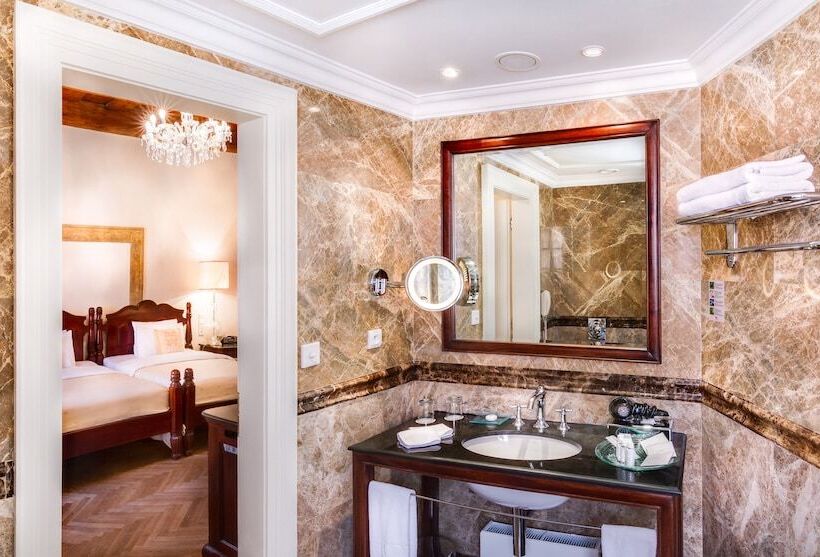 غرفة سوبيريور, The Dominican