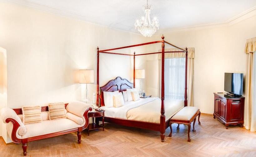 جناح جونيور, The Dominican