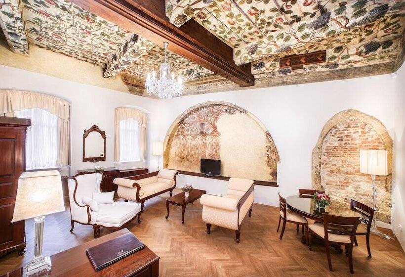 جناح إدارى, The Dominican