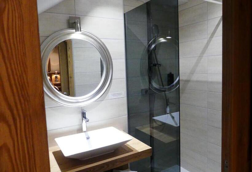 اتاق راحتی سه تخته, Logis Hotel Des Bains