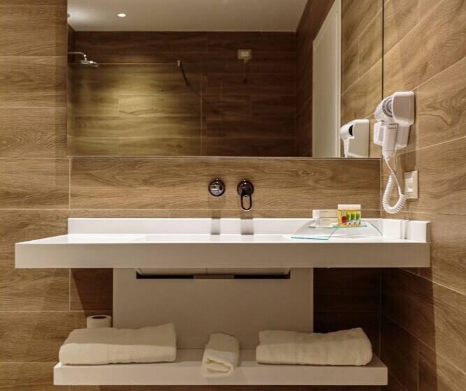 חדר קומפורט לשלושה, Regina Blu