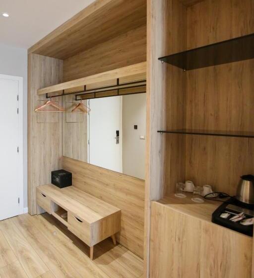 חדר קומפורט לשלושה, Regina Blu