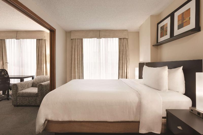 キングサイズベッドのスイートルーム, Embassy Suites Montréal By Hilton