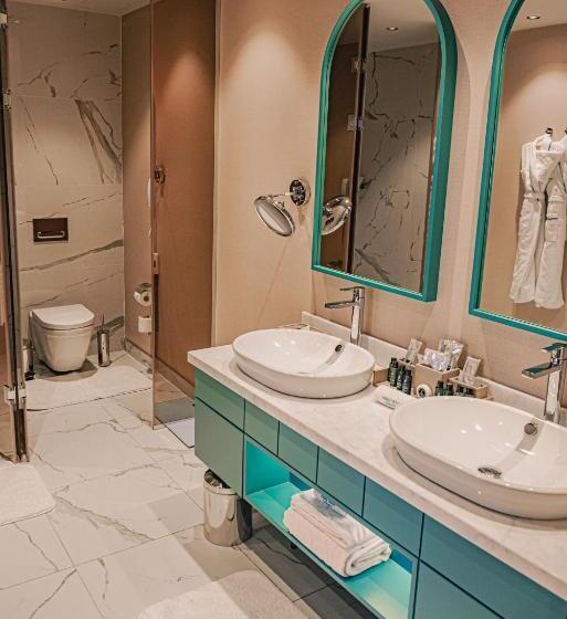 سوئیت رویال, Karavansaray Turkistan Harbour Hotel  Flying Theatre Access