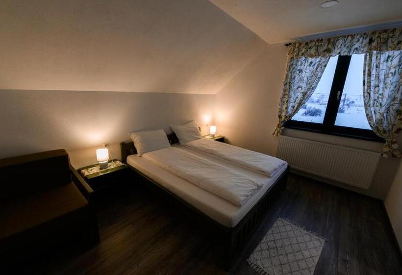Номер Deluxe, Kádárház