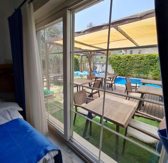 Quarto Estandar Vista Piscina, Rebetiko