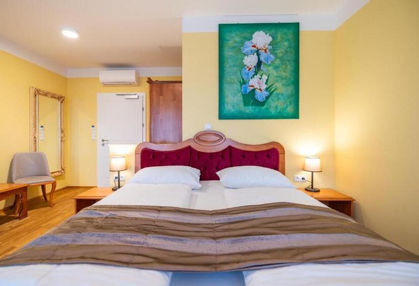 디럭스 트리플 룸, Vulkan Residenz Hotel   Self Check In