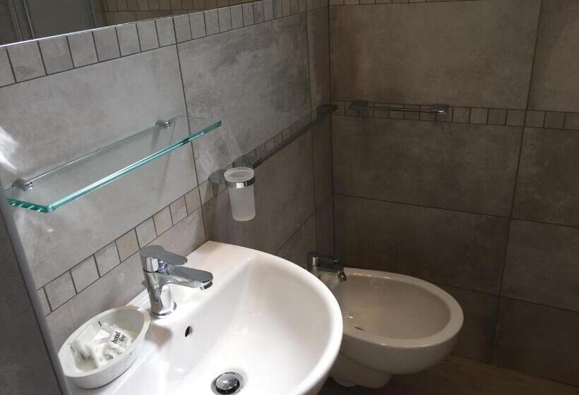 Quarto Triplo Estandar, Monti