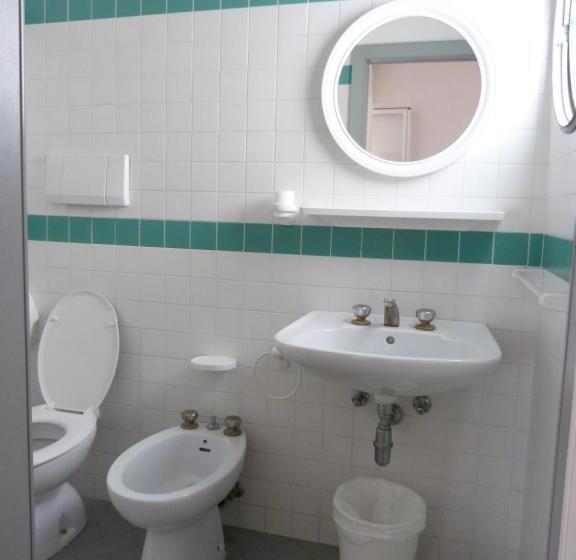 Quarto Estandar Individual, Monti