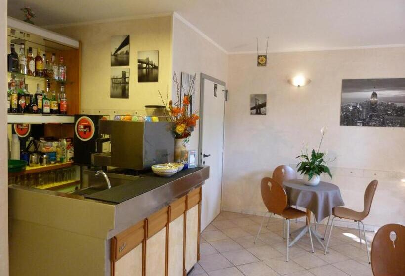 Quarto Estandar Individual, Monti