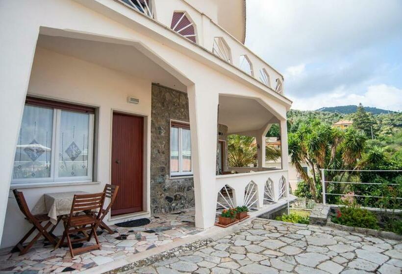 اتاق ساده سه‌ نفره, Villa Mori