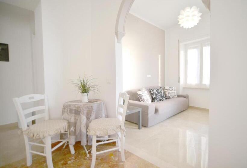 اتاق لوکس سه تخته, Villa Mori