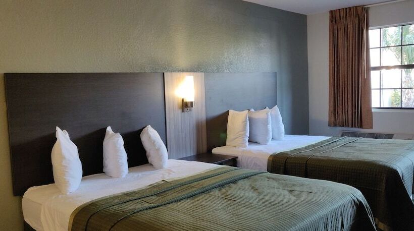 带2个双人床的标准工作室, Rodeway Inn Near Ybor City  Casino