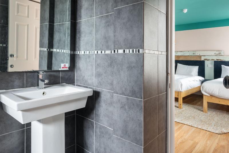 Четырехместный Номер Стандарт, West Beach Hotel