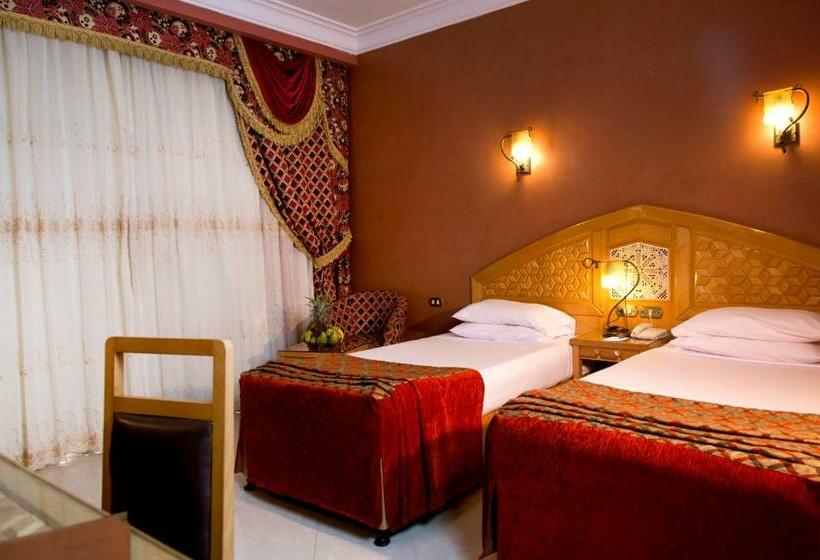 Трехместный Номер Стандарт Вид на Бассейн, Oriental Rivoli Hotel & Spa