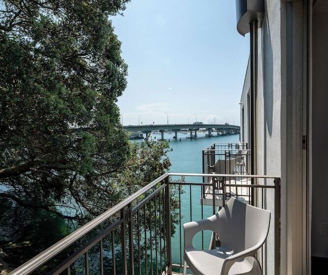 اتاق سوپریور با چشم‌انداز جانبی دریا, Trinity Wharf Tauranga