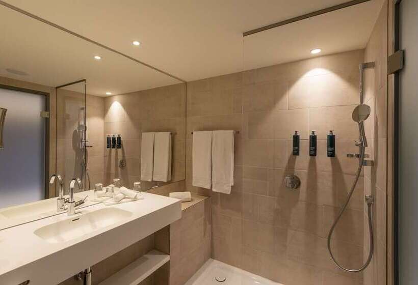 اتاق خانوادگی تودرتو, Hilton Rijeka Costabella Beach Resort & Spa