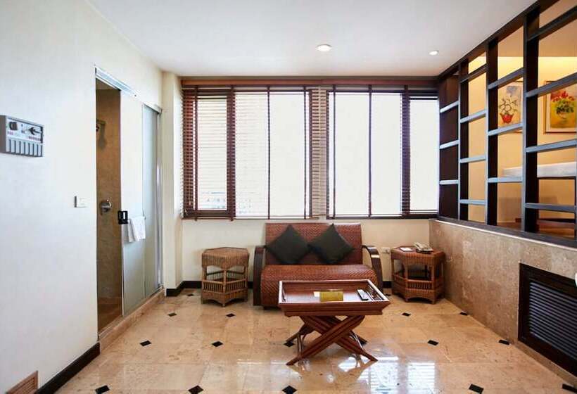 سوئیت با وان آب گرم, The Davis Bangkok