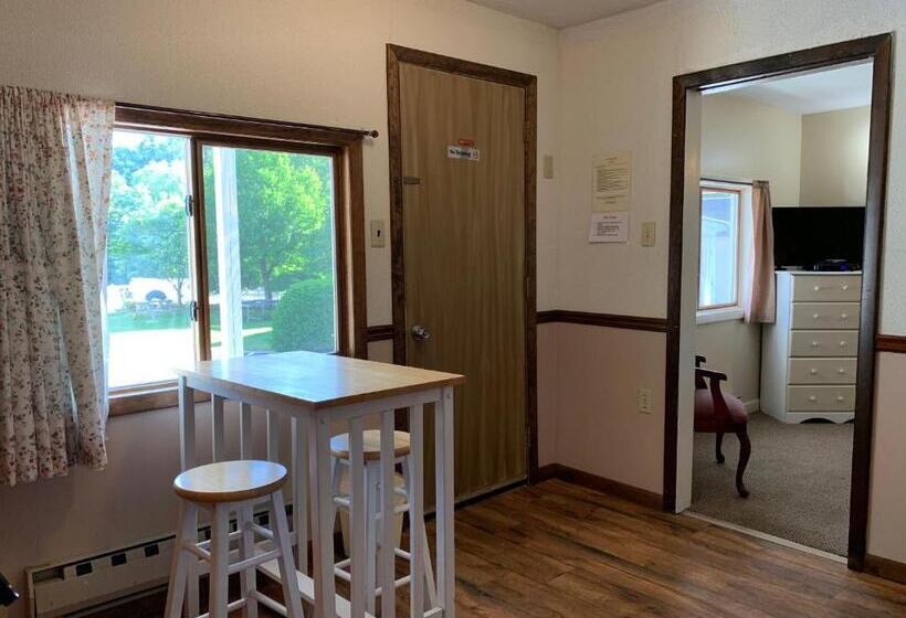סטודיו דלוקס, Green Acre Motel