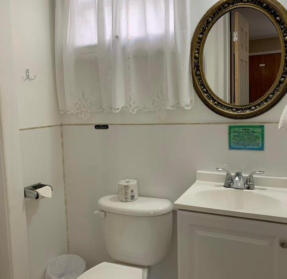 חדר דלוקס לארבעה, Green Acre Motel
