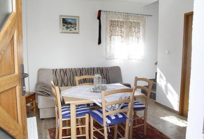 اتاق استاندارد سه نفره, House Drakulić
