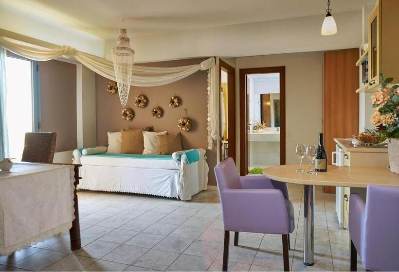 Люкс Deluxe Вид на Море, Golden Bay Hotel Apartments