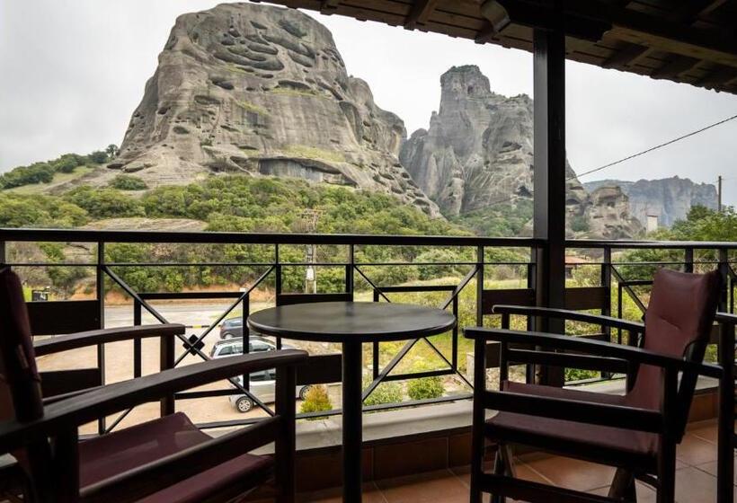 اتاق خانوادگی, Dellas Boutique