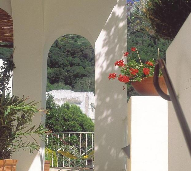 اتاق اکونومی, Senaria